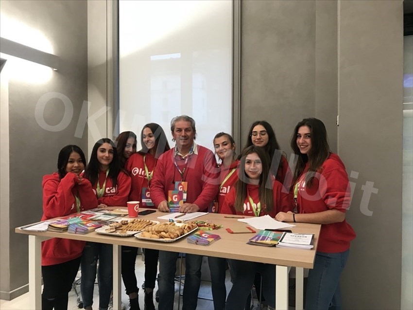 Saverio Zeni contornato dai giovani volontari di Glocal