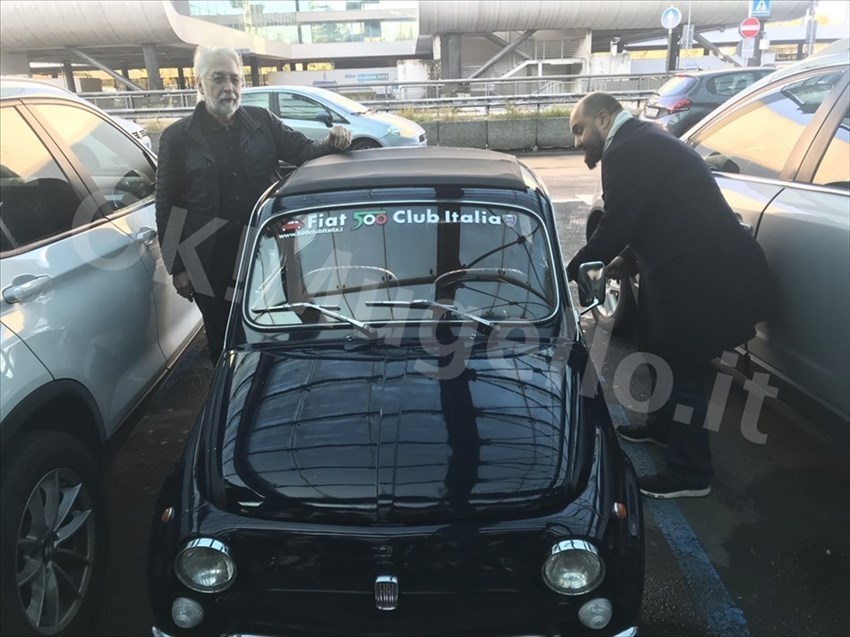 la fiammante Fiat 500 con cui è stato accolto Richard GIngras a Malpensa