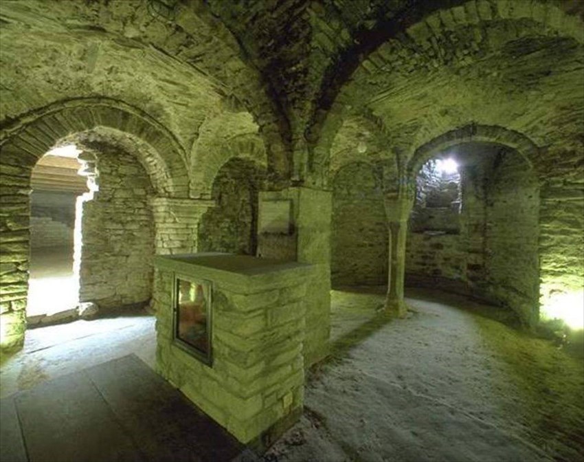 Interno della cripta dell’Abbazia di San Benedetto in Alpe.