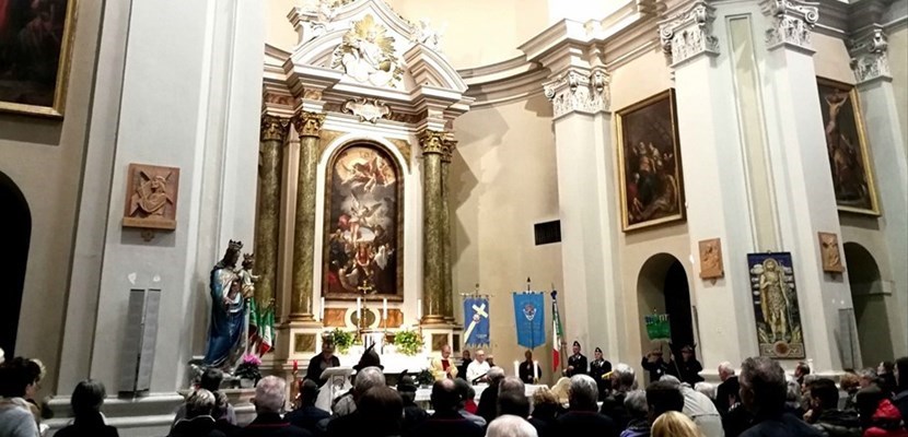 Un momento della cerimonia religiosa all’interno del Santuario del SS. Crocifisso.