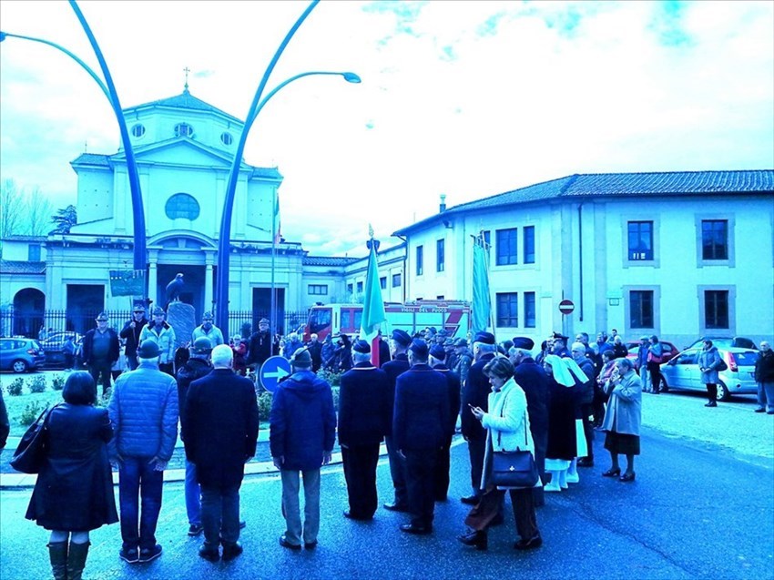 La deposizione della corona d’alloro al Cippo dedicato agli alpini nel viale G. Pecori Giraldi.