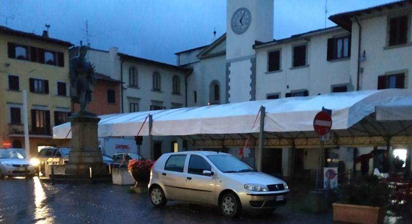 Il tendone in Piazza Giotto a Vicchio