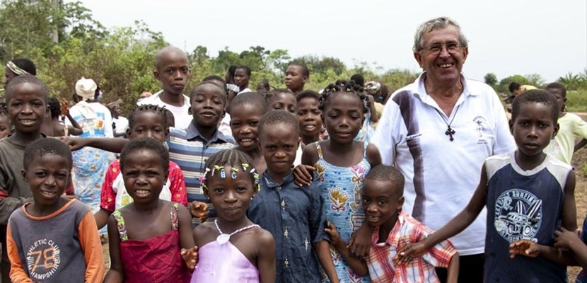 Don Pasquale poggiali attorniato dai suoi ragazzi della Missione.