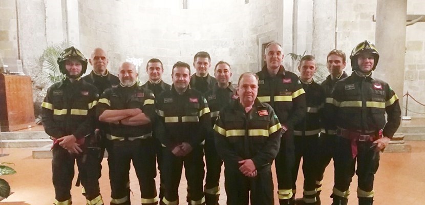 Un gruppo di Vigili del Fuoco con il loro comandante Daniele Ciappi.