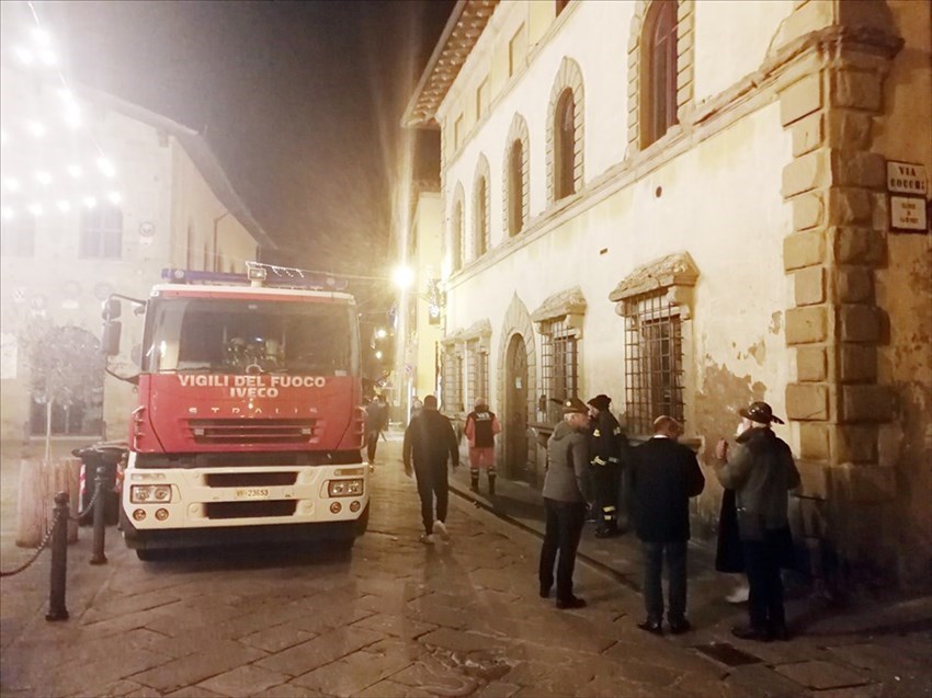 Un automezzo dei Vigili del Fuoco in piazza Garibaldi