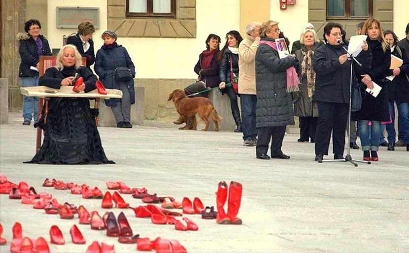 Alessandra Borsetti Venier durante l'installazione  a Pontassieve per dire no alla violenza contro le donne in occasione dell'8 marzo 2014, festa delle donne