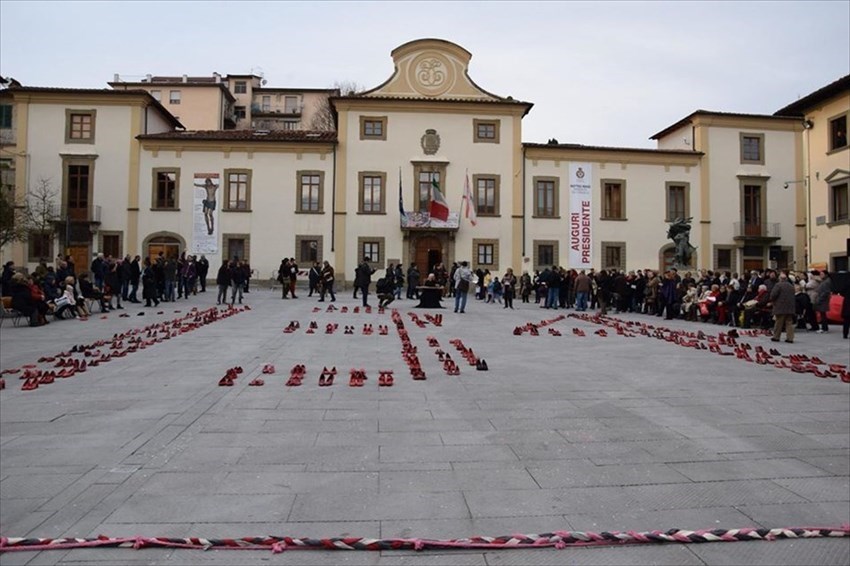 Installazione dell'artista Borsetti Venier  a Pontassieve per dire no alla violenza contro le donne in occasione dell'8 marzo 2014, festa delle donne