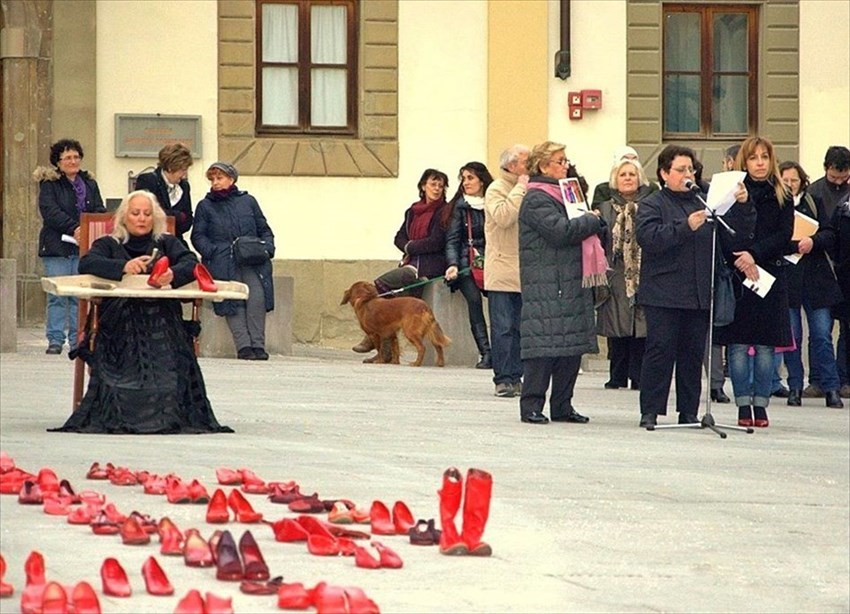 Installazione dell'artista Borsetti Venier  a Pontassieve per dire no alla violenza contro le donne in occasione dell'8 marzo 2014, festa delle donne