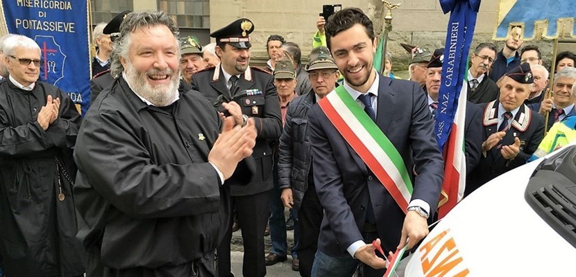 La cerimonia d’inaugurazione di un automezzo per i servizi sociali