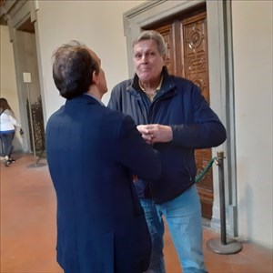 Gianni De Magistris e il Presidente del Consiglio Comunale Luca Milani discutono dopo la restituzione del Fiorino d'Oro