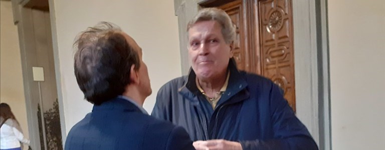 Gianni De Magistris e il Presidente del Consiglio Comunale Luca Milani discutono dopo la restituzione del Fiorino d'Oro