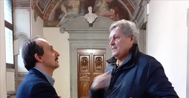 Gianni De Magistris e il Presidente del Consiglio Comunale Luca Milani discutono dopo la restituzione del Fiorino d'Oro