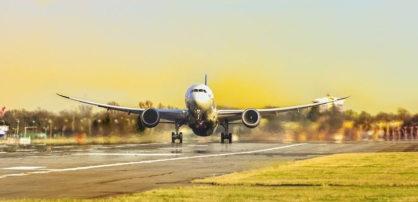 aereo in fase di decollo