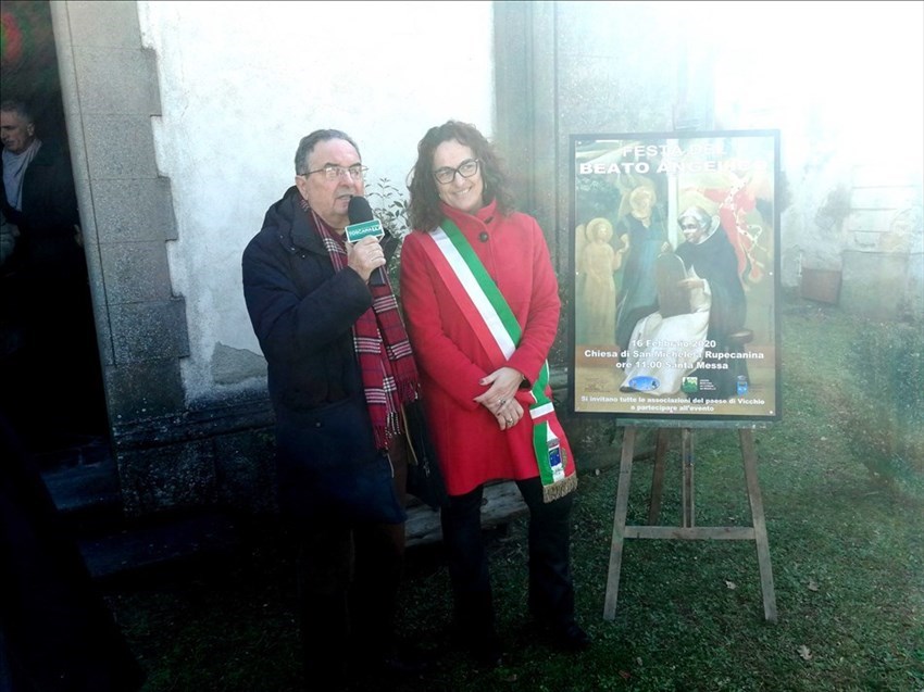 Il giornalista Fabrizio Borghini mentre intervista il vice sindaco di Vicchio di Mugello Sandra Pieri