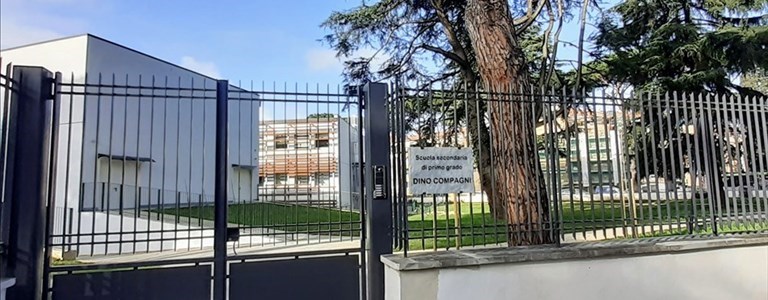 Scuola Dino Compagni, l'ingresso da via Verità