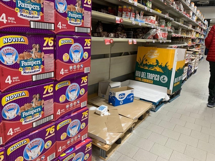 Situazione scaffali alla Coop di Borgo San Lorenzo (FI) il 24/02/2020