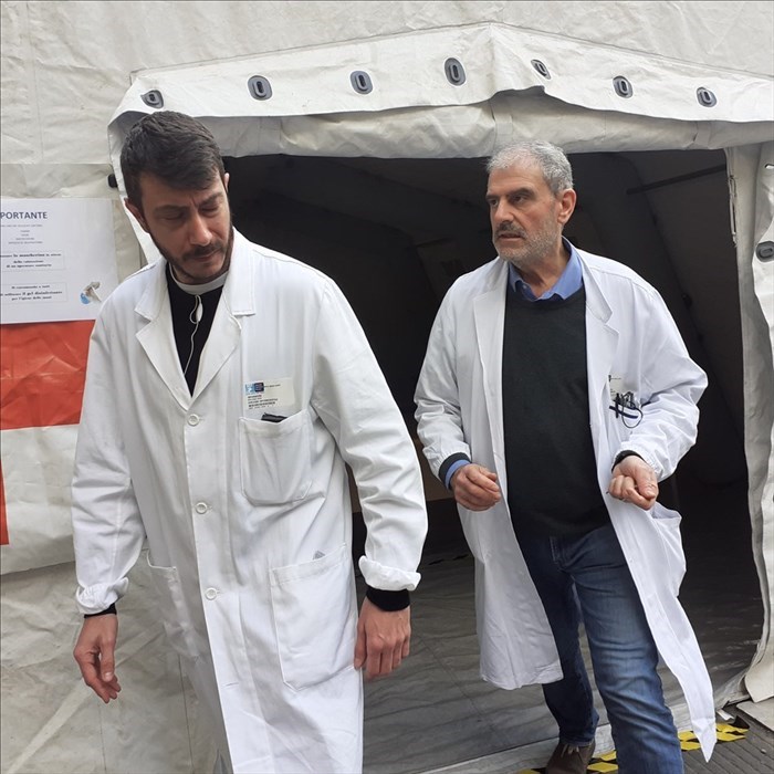 i medici del Pronto Soccorso che verifica se nella tenda tutto è a posto