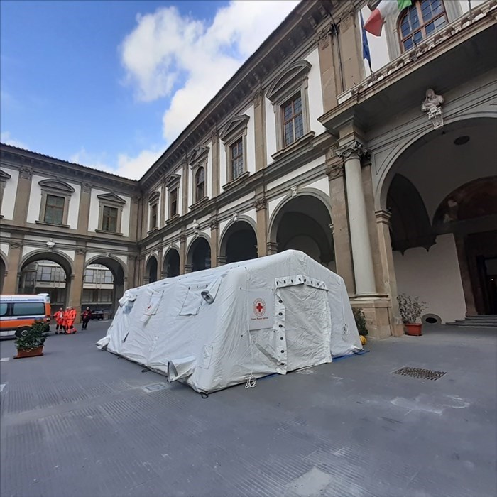 visione del piazzale con la tenda