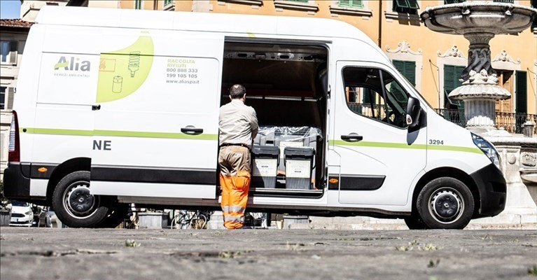 L'ecofurgone che raccoglie materiali in piazza a Scandicci