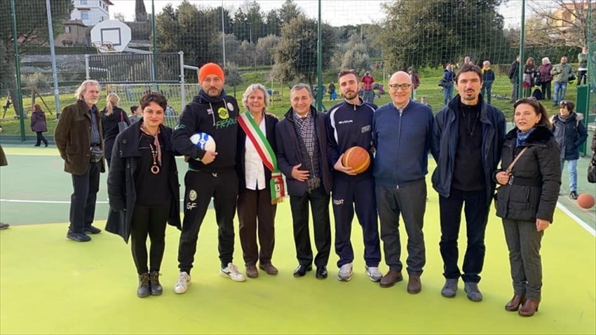 foto di gruppo nel momento dell'inaugurazione