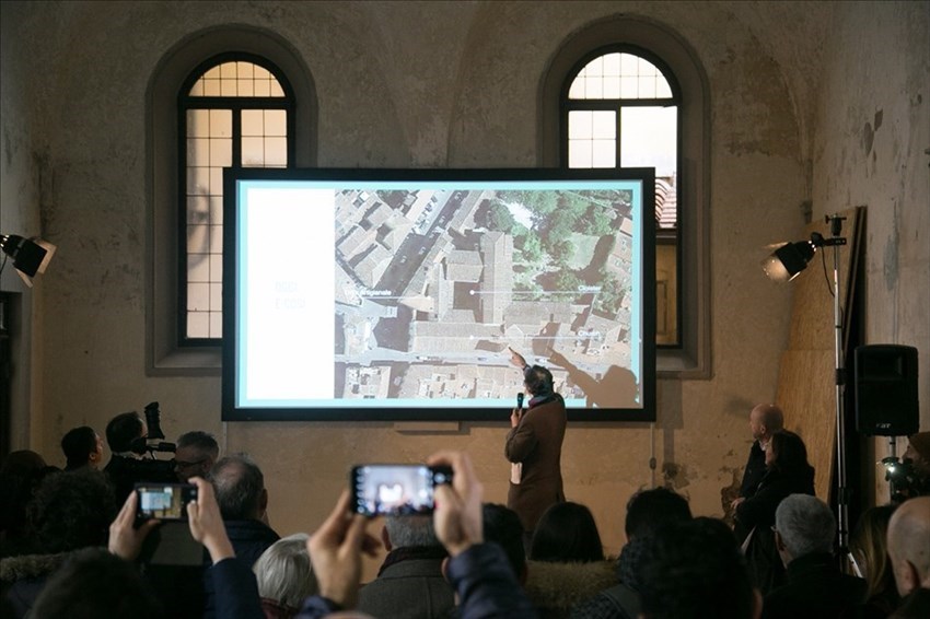 La sala appena restaurata durante la presentazione del cantiere