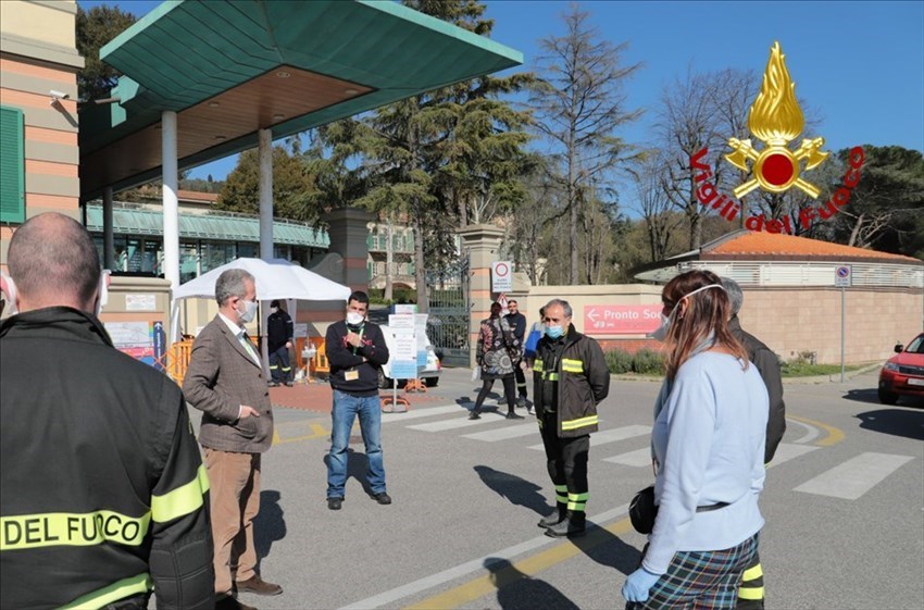 Meyer: vigili del fuoco portano la cioccolata ai piccoli pazienti