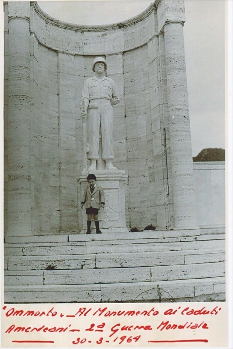 Una immagine eccezionale, con la scritta sottostante, scattata da Donatello Donatini “Dona”, comandante della Brigata Partigiana “Lavacchini”. Dopo due mesi la statua raffigurante un soldato