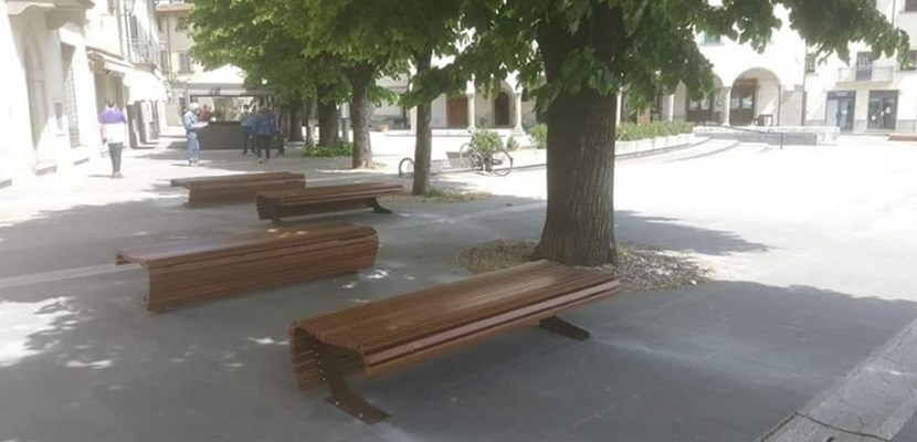 Installate le nuove panchine in Piazza Cavour a Barberino. Ma sui social piovono critiche