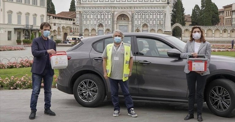 Il momento simbolico della consegna dell'auto