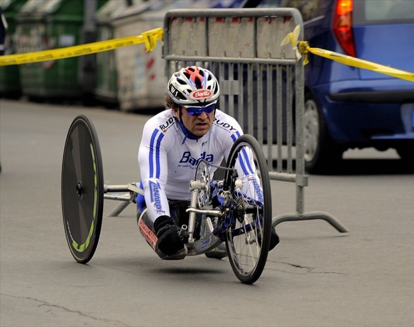 Alex Zanardi in handbike durante la maratona di Roma