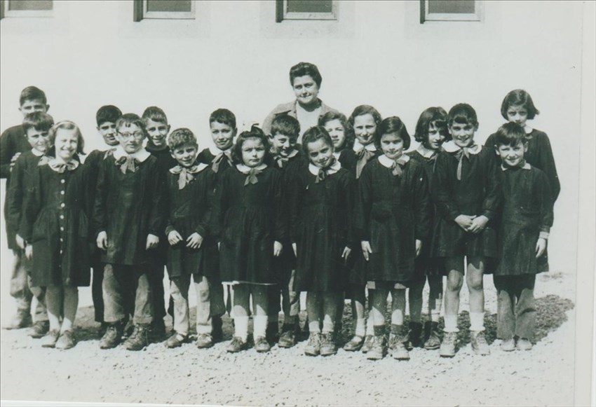 Sara Cerrini Melauri nella scuola di Doccia  con alcuni suoi alunni nell'anno scolastico '54/'55