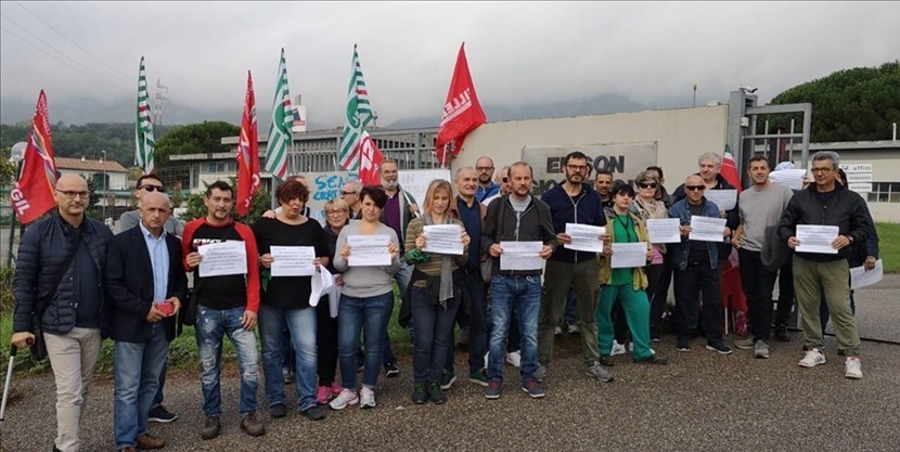 Un presidio alla Edison Giocattoli, con il sindaco Mongatti. Archivio OK!Mugello