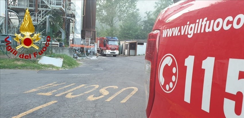 I Vigili del Fuoco in azione all'incendio sviluppato nell'area dell'inceneritore di Selvapiana