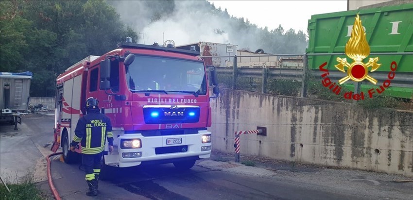 I Vigili del Fuoco in azione all'incendio sviluppato nell'area dell'inceneritore di Selvapiana