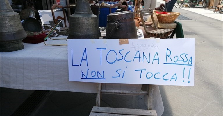 Uno dei cartelli di contestazione