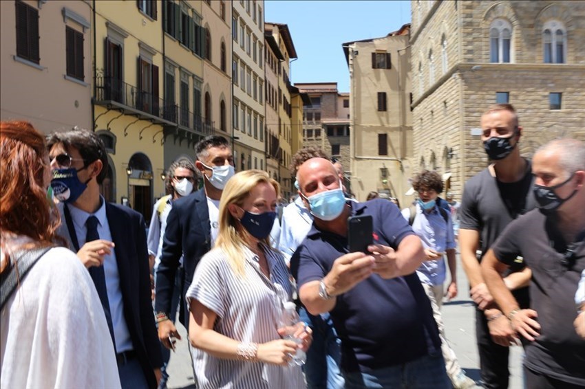 Meloni a Firenze: "La Toscana è contendibile, la libereremo dal guinzaglio della sinistra"