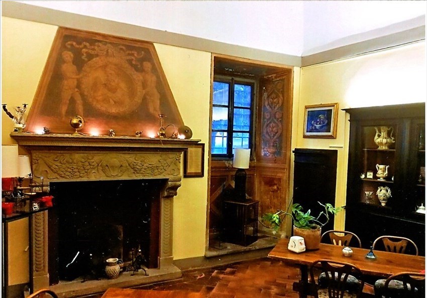 Uno scorcio interno della secentesca Villa Aurora a  Ferracciano. L’affresco sul camino è opera  di Pietro Alessio Chini a metà ‘800.