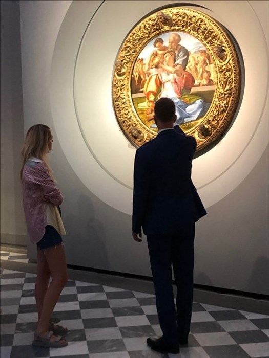 Chiara Ferragni in visita agli Uffizi