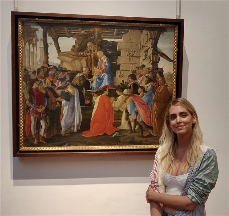 Chiara Ferragni in visita agli Uffizi