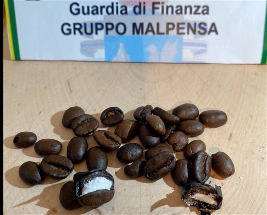 Chicchi di caffè riempiti di cocaina