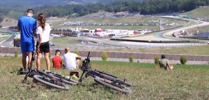 Tifosi fuori dal Mugello