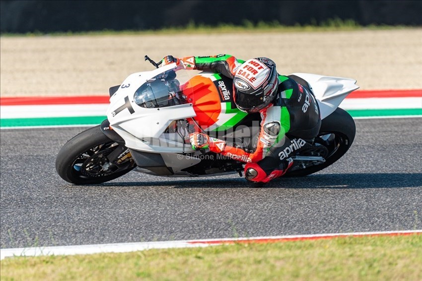 Max Biaggi durante lo svolgimento dei test con l'Aprilia