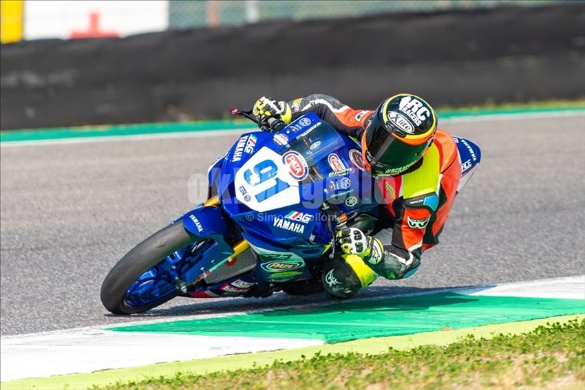 Matteo Vannucci (91) vincitore del trofeo Yamaha R3 Cup