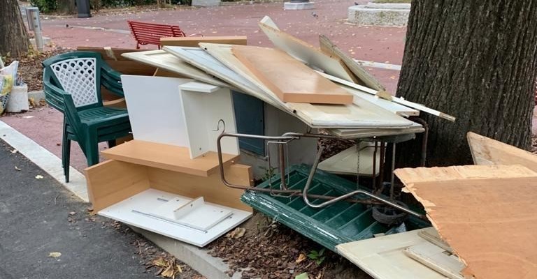 i rifiuti abbandonati in piazza Pier Vettori