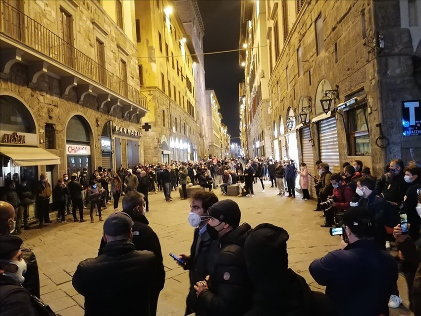 Dalle prime immagini dei manifestanti pacifici, fino agli scontri con la Polizia