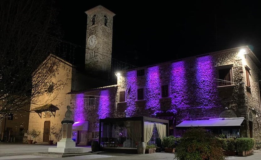 Piazza Peruzzi all’Antella tinta di viola