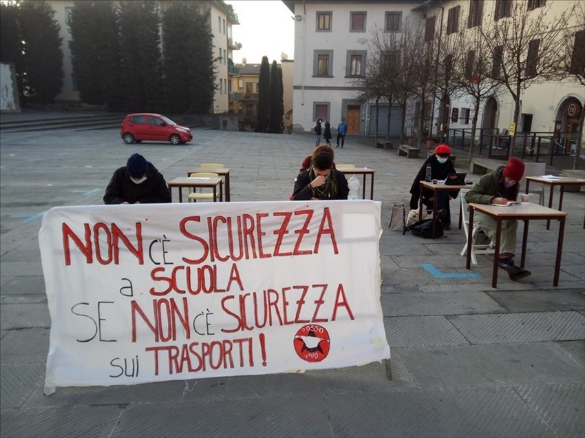 Ragazzi in piazza Vittorio Emanuele a Pontassieve a fare lezione in DAD con i propri banchi: manifestazione contro i trasporti pubblici nel periodo di Covid