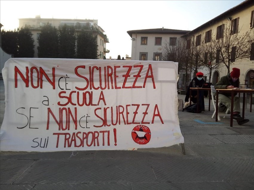 Ragazzi in piazza Vittorio Emanuele a Pontassieve a fare lezione in DAD con i propri banchi: manifestazione contro i trasporti pubblici nel periodo di Covid