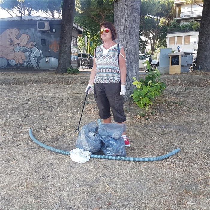 Patrizia sul greto dell'Arno in lungarno Colombo col bottino di due ore di plogging