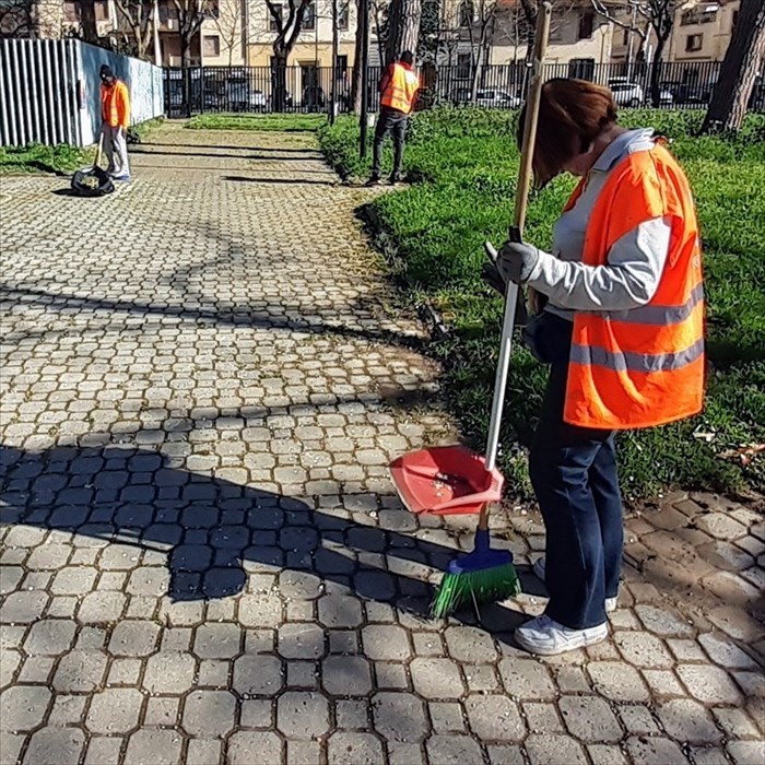 Patrizia mentre lavora a i giardini di Campo di Marte